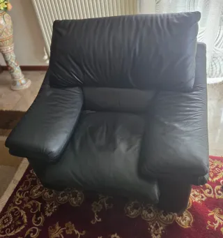 Divano 3 posti e 2 poltrone in pelle nera