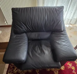 Divano 3 posti e 2 poltrone in pelle nera