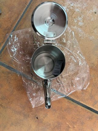 Tetera de metal plateada