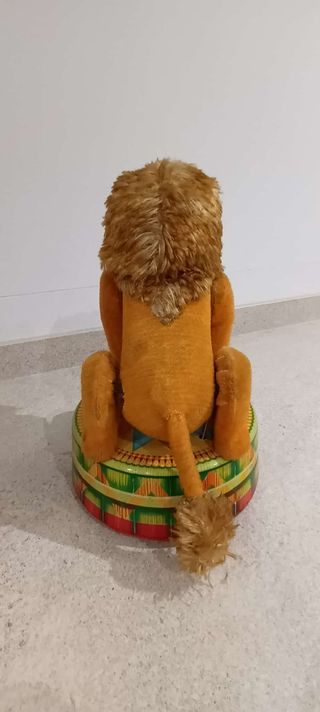 Juguete mecánico león hojalata y tela