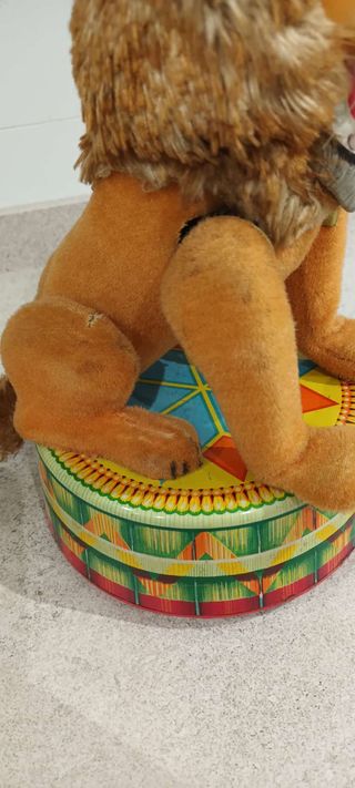 Juguete mecánico león hojalata y tela