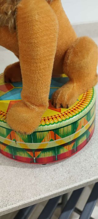 Juguete mecánico león hojalata y tela