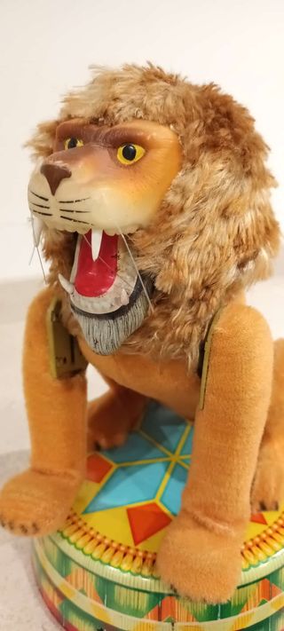 Juguete mecánico león hojalata y tela