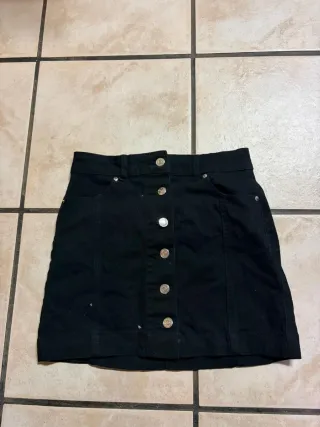Falda negra con botones