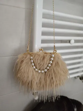 Bolso de fiesta peludo con perlas