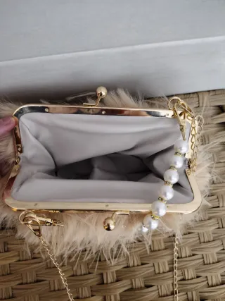 Bolso de fiesta peludo con perlas