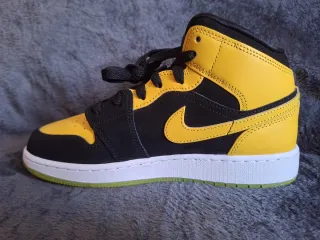 Nike Air Jordan 1 Mid Amarillo Negro