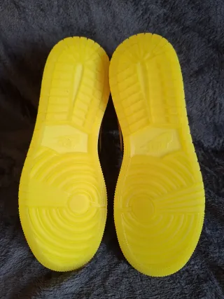 Nike Air Jordan 1 Mid Amarillo Negro