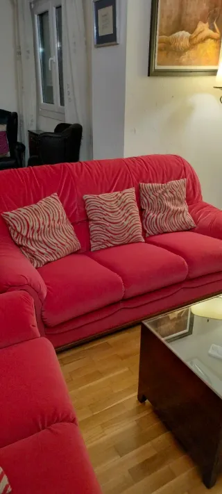Sofás de terciopelo rojo y multicolor. 180cm y 130