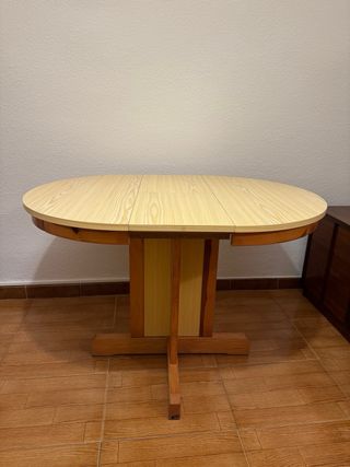 Mesa extensible redonda de madera