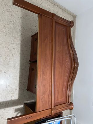 Cabecero de madera tallado