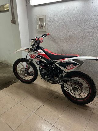 Beta RRT Enduro Moto Roja y Blanca