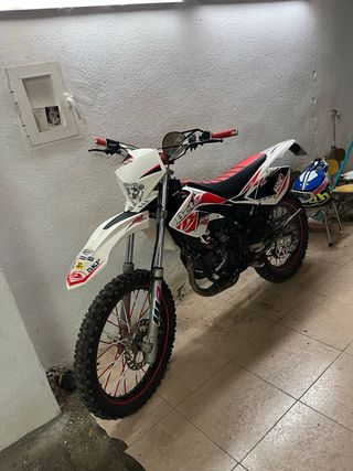 Beta RRT Enduro Moto Roja y Blanca