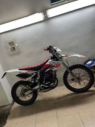 Beta RRT Enduro Moto Roja y Blanca