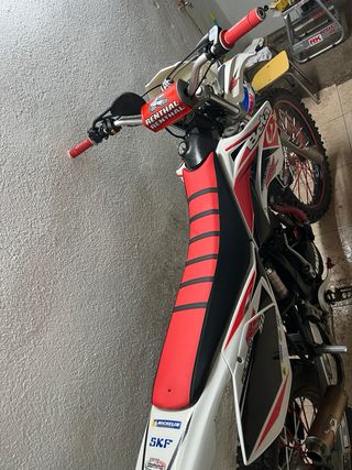 Beta RRT Enduro Moto Roja y Blanca