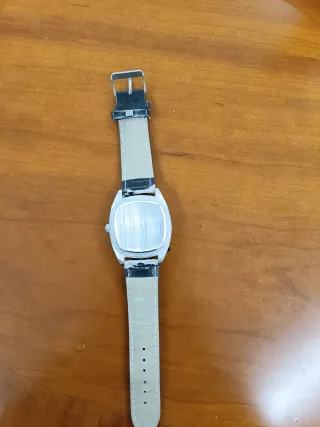 Reloj de pulsera plateado y negro