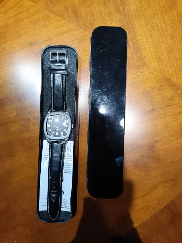 Reloj de pulsera plateado y negro