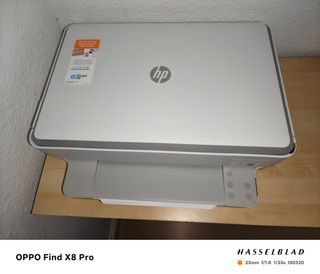 Impresora HP gris y blanca en caja