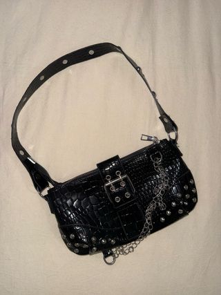 Bolso negro con tachuelas y cadena