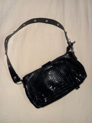 Bolso negro con tachuelas y cadena