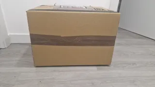 Scatola di vestiti marrone