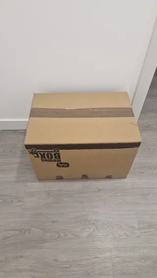 Scatola di vestiti marrone