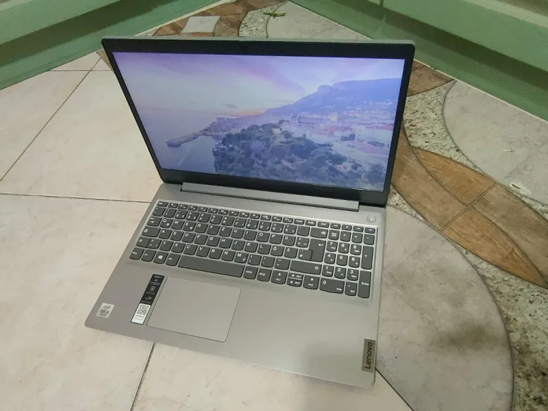 Laptop Lenovo 3 con 8GB RAM, 15.6" SSD 500GB