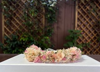 Corona de flores preservadas