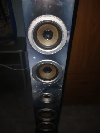 Cassa nera e multicolore