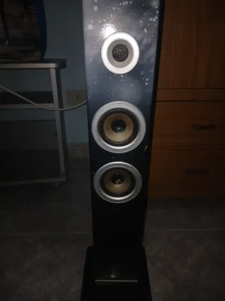 Cassa nera e multicolore