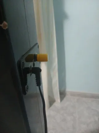 Cassa nera e multicolore