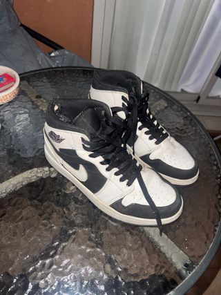 Nike Jordan altas blancas y negras
