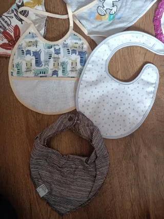 Lote de baberos y bandanas para bebé