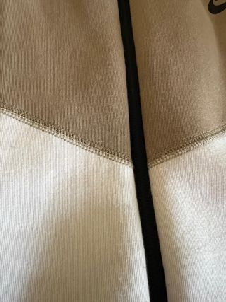 Nike Tech Fleece Beige y blanco