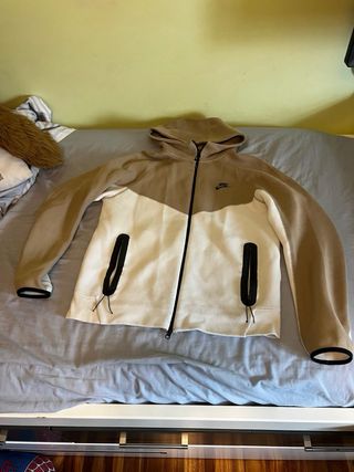 Nike Tech Fleece Beige y blanco