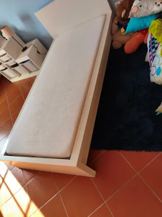 Cama individual bege/branca