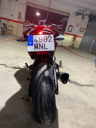 BMW F900R Naked Roja y Gris