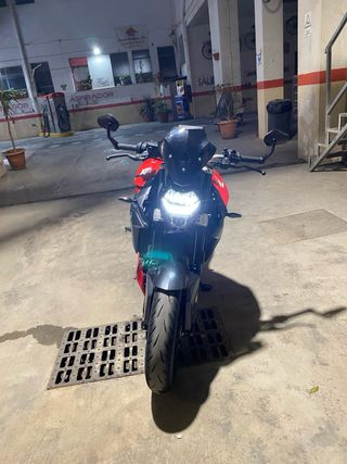 BMW F900R Naked Roja y Gris