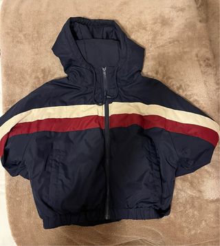 Chaqueta con rayas azul, roja y blanca