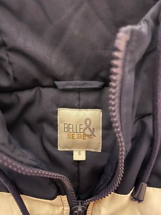 Chaqueta con rayas azul, roja y blanca