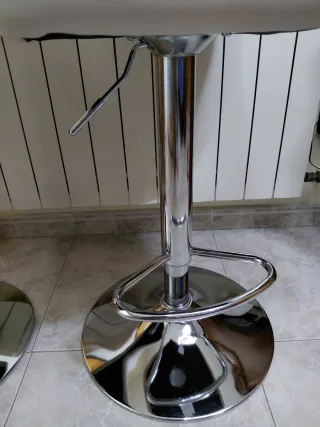 2 Taburetes Altos Blancos