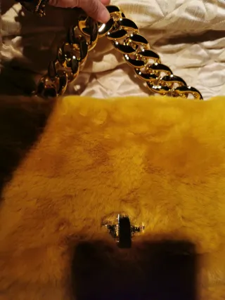 Borsa morbida eco pelliccia color senape