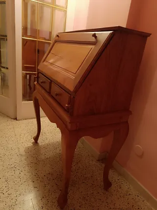 Escritorio de madera antiguo
