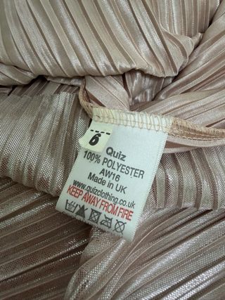 Falda plisada dorada y rosa