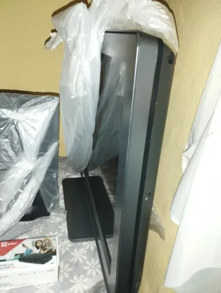 Televisor Negro y Gris