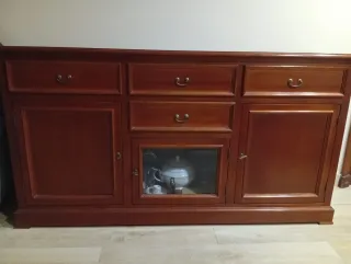 Aparador de caoba con puertas y cajones