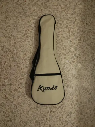 Ukelele verde azulado