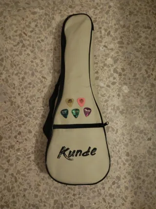 Ukelele verde azulado