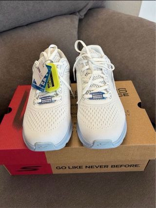 Zapatillas Skechers Mujer. Talla 39. Nuevas