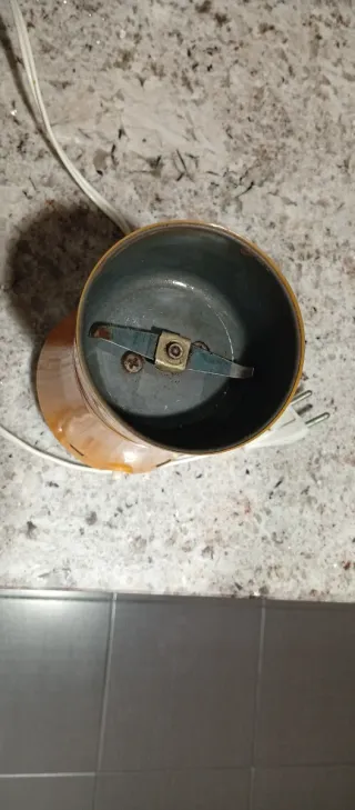 Molinillo de café antiguo naranja